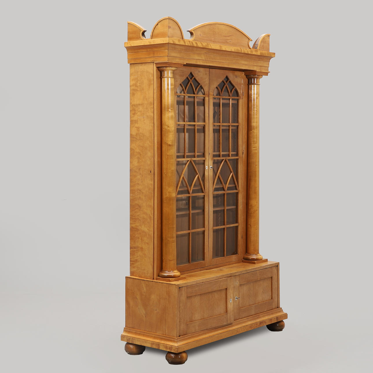 BEGREDE, nygotisk, første halvdel af 1800-tallet.