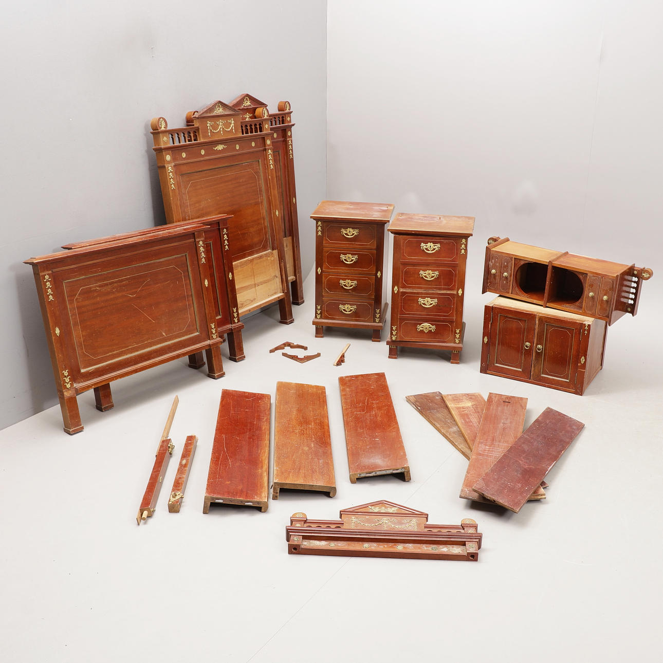 BETTMÖBEL, Empire-Stil, 19./20. Jahrhundert.