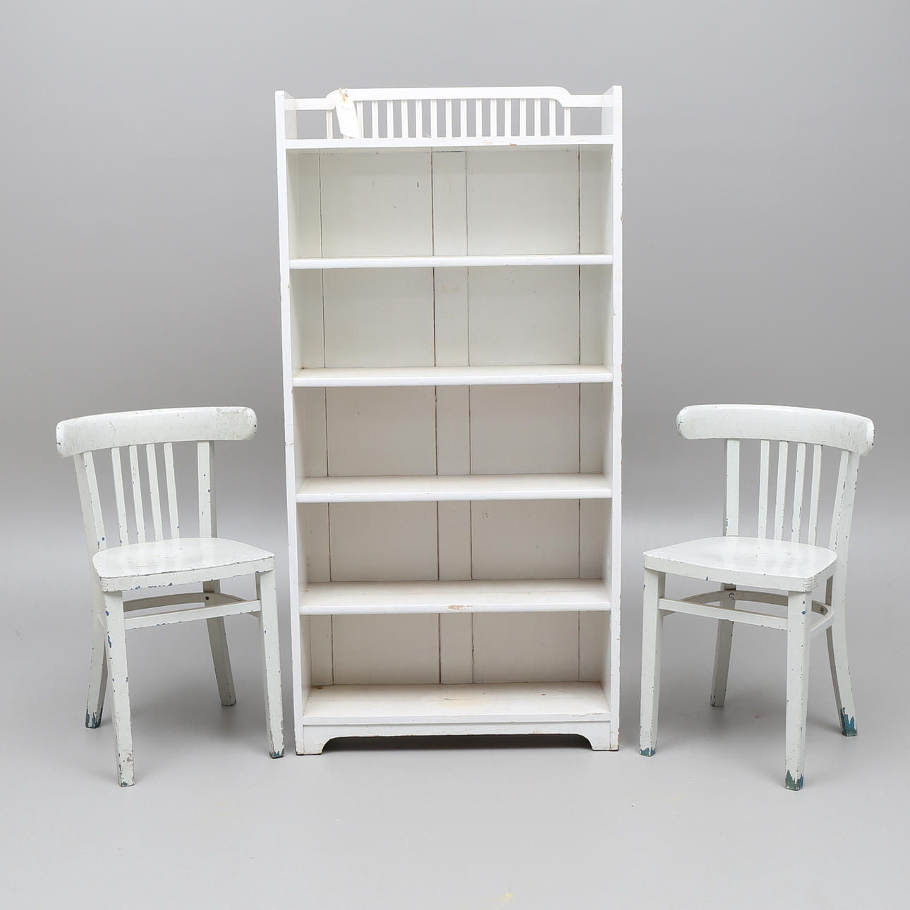 BOKHYLLA samt 2 STOLAR, tidigt 1900-tal.