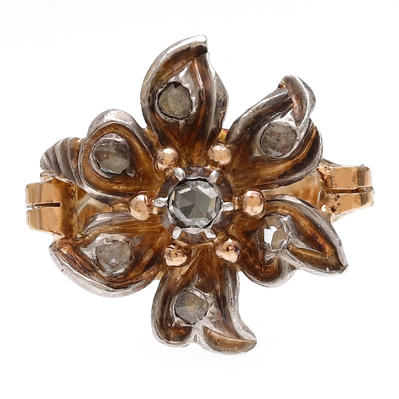 Blommig diamantring.