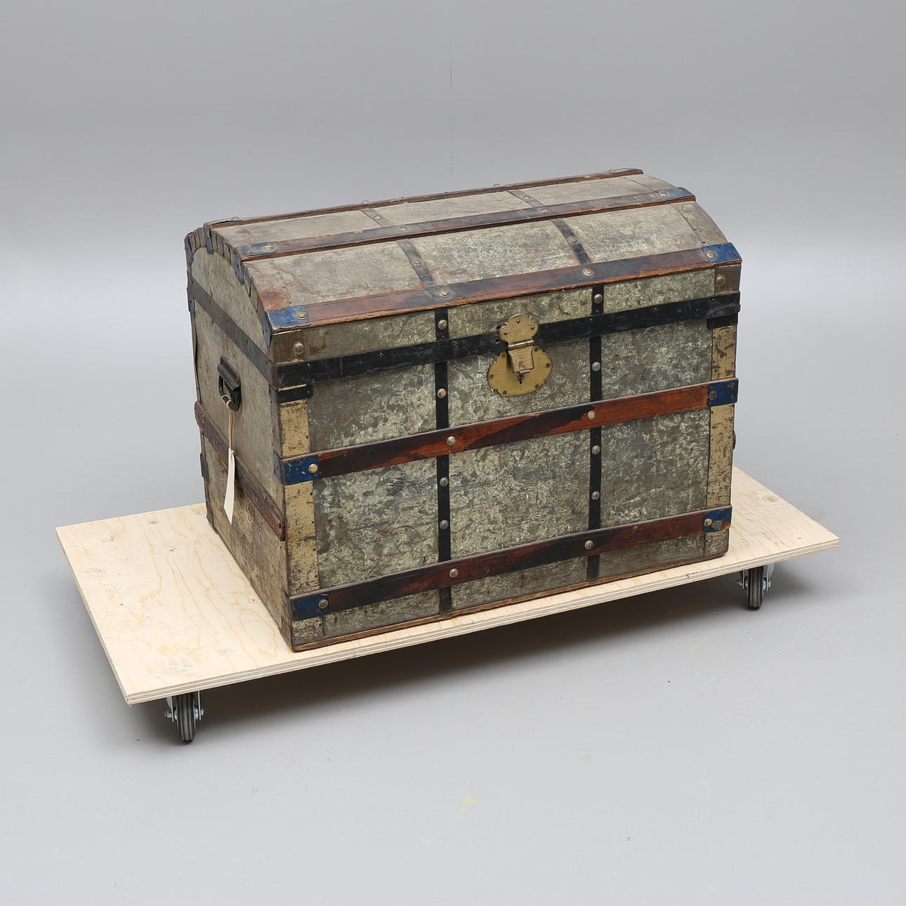 KOFFERT, plåt, tidigt 1900-tal.