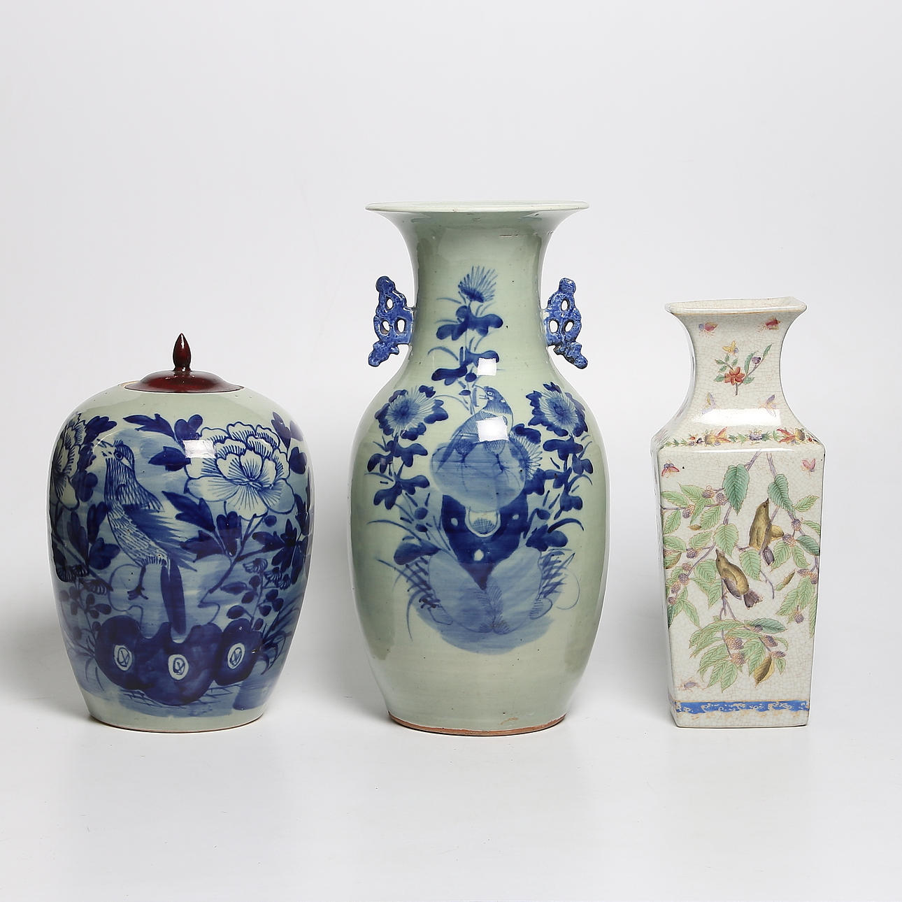 VAS, GOLVVAS samt LOCKURNA, porslin, Kina. 1900-tal.