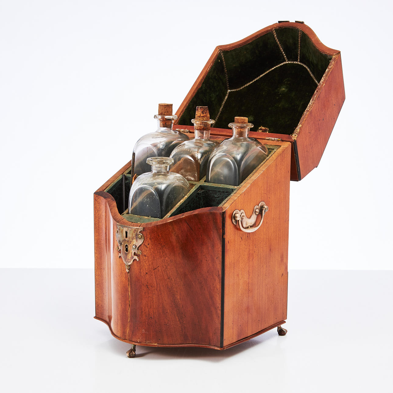 BRÄNNVINSSCHATULL, 1800-tal, schatull i trä, med 4 flaskor.