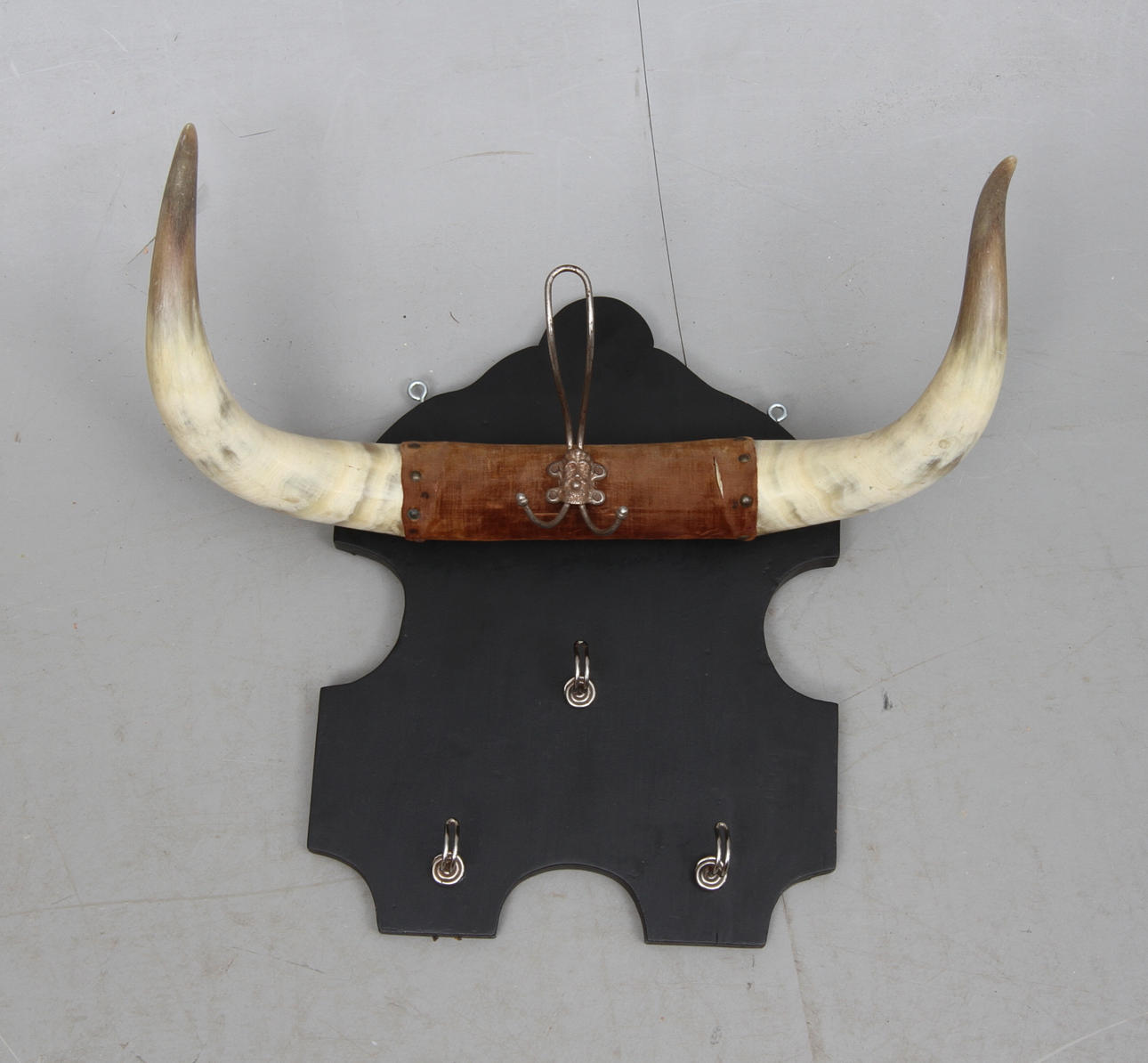 HÄNGARE, horn monterat på träplatta, 1900-tal.