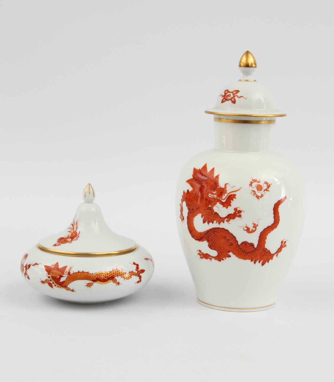 LOCKURNA samt BONBONJÄR, porslin, Meissen, 1900-tal.