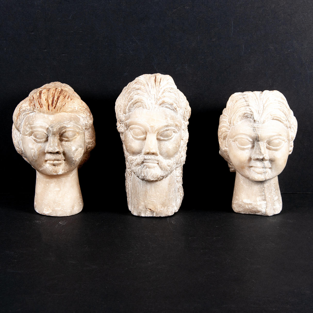 FIGURER. 3 stykker, alabast.