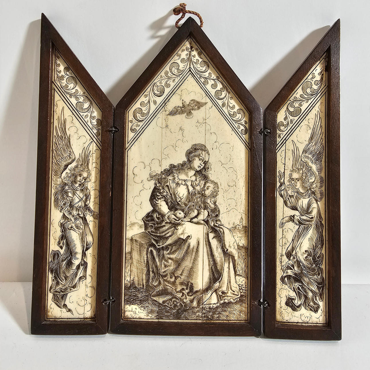 RELIGIOUS TRIPTYCH IN BONE PYROGRAPHY AND WOOD.