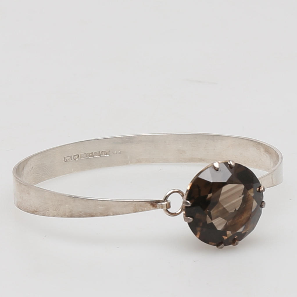 ARMBAND i silver med fasettslipad rökkvarts, Kultaseppa Salovaara Ky, Åbo, Finland, 1965.