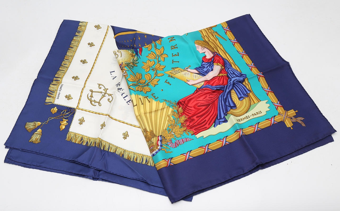 Dos pañuelos Hermès en seda.