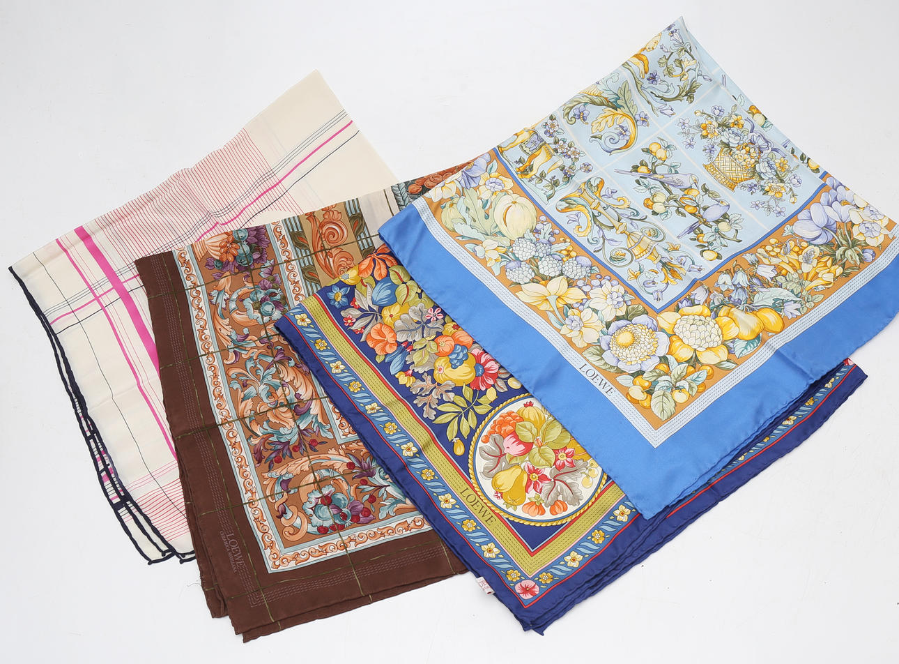 Cuatro pañuelos Loewe en seda.