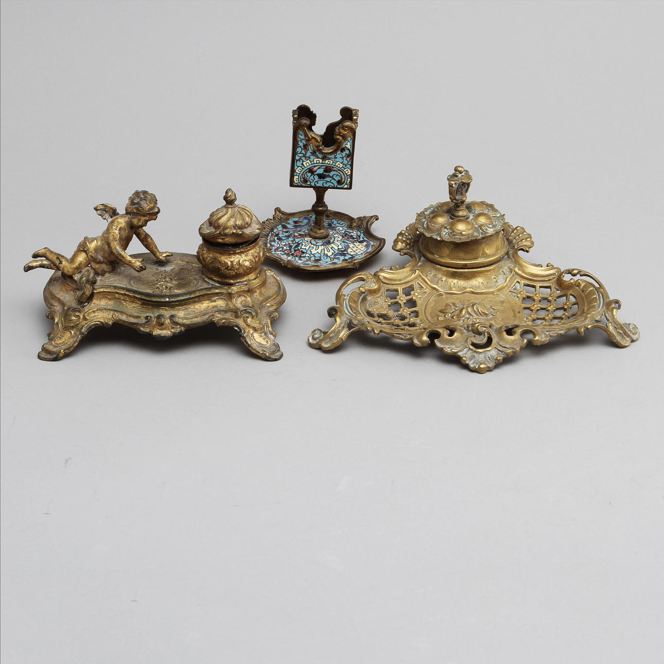 BLÄCKHORN, 2 st, rokokostil samt TÄNDSTICKSHÅLLARE.