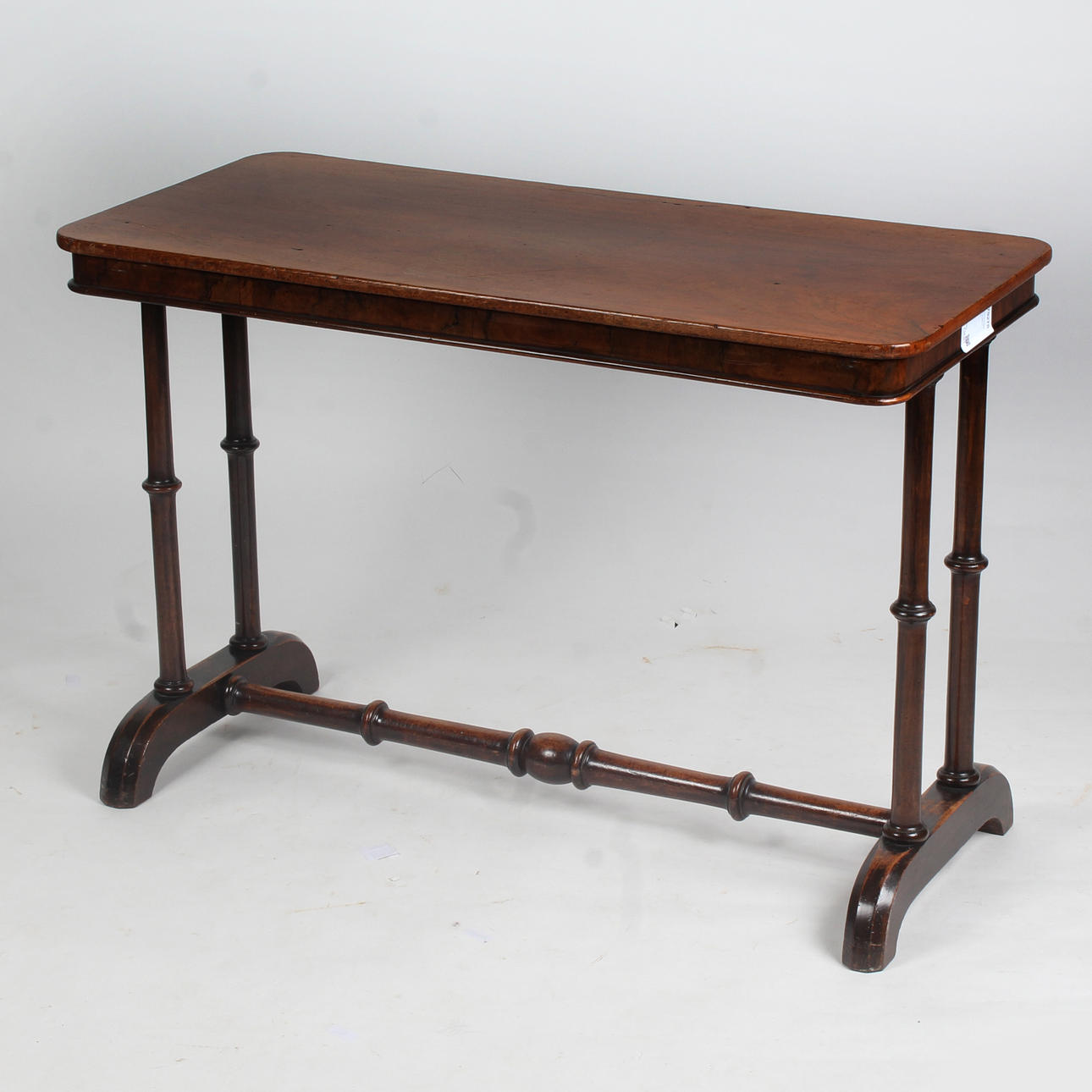 EIN VIKTORIANISCHER MAHAGONI-TISCH.