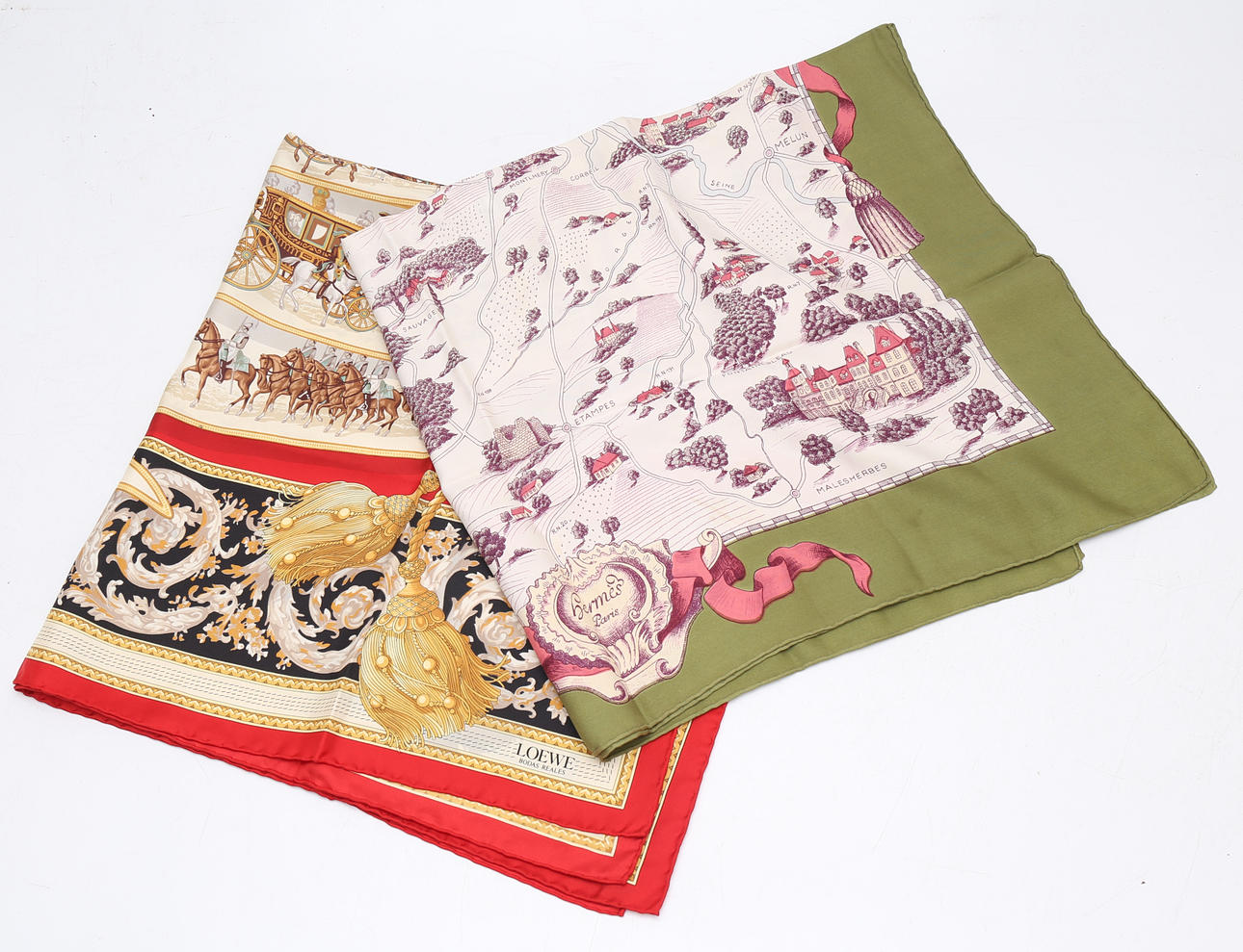 Dos pañuelos Hermès y Loewe en seda.