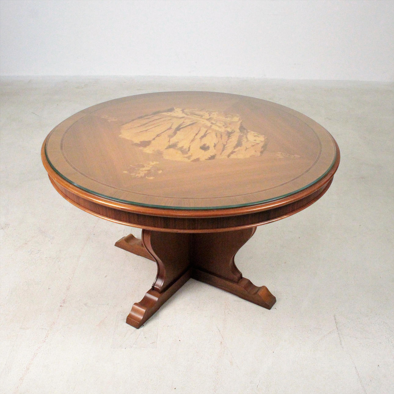 Mesa auxiliar con pintura de marquetería.