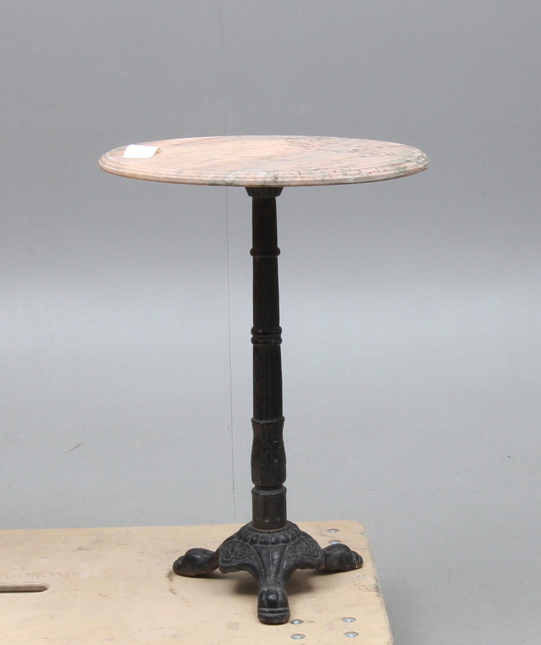 CAFÉBORD, med gjutjärnsfot, 1900-tal.