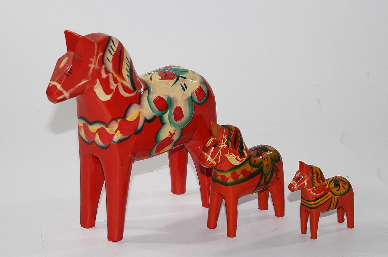 DALAHÄSTAR, trä, 3 st, en häst etiketterad Nils Olsson, Äkta Dalarslöjd.