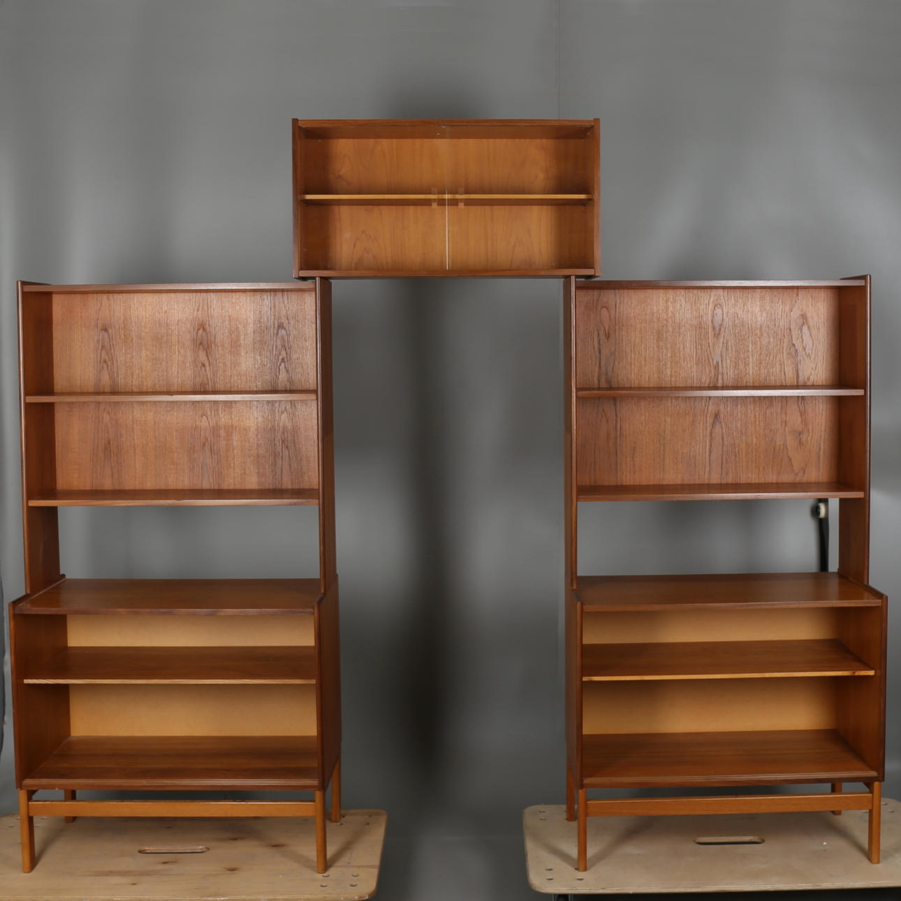 BOKHYLLOR i teakfanér, två sektioner med mellanvitrin, 1900-talets andra hälft.