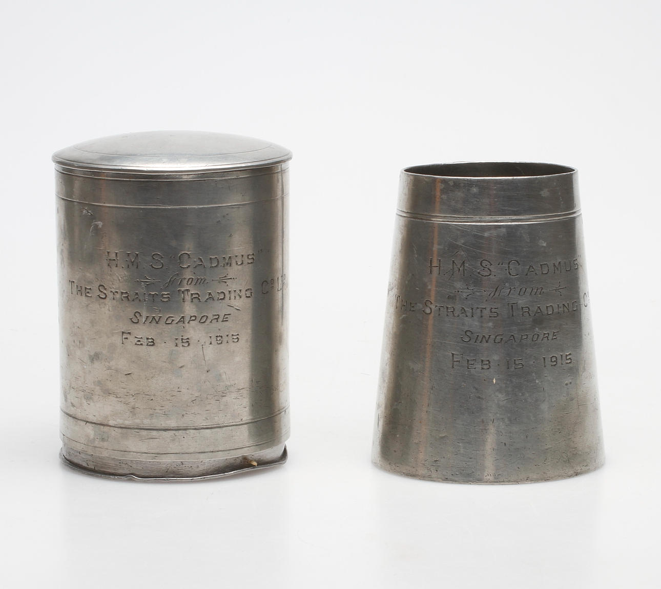 BURK OCH MUGG, tenn, märkt HMS "Cadmus" from The Straits Trading Co Ltd Singapore Feb 15 1915.