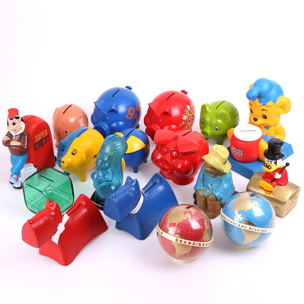 SPARBÖSSOR 17 st, plast, 1900-talets andra hälft.