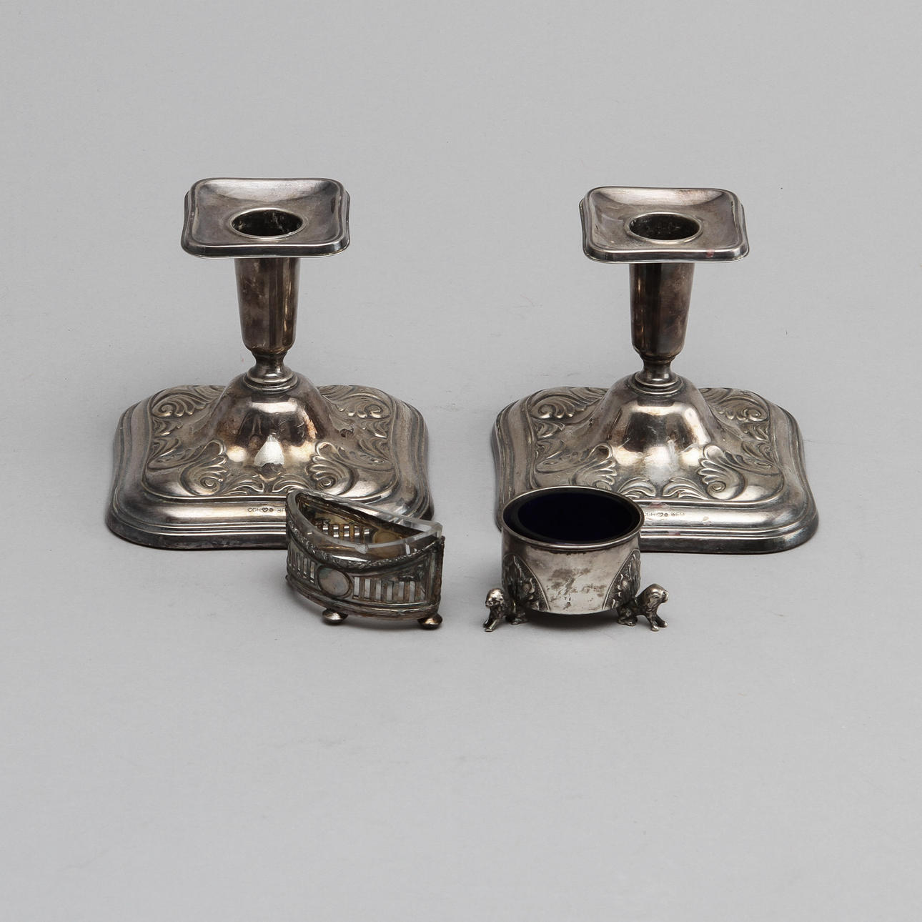 LJUSSTAKAR, 1 par samt SALTKAR, 2 st, silver.