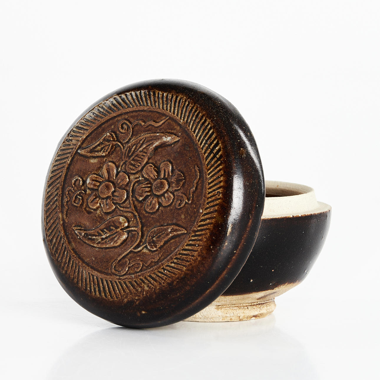 DOSA, stengods, Kina/Sydostasien, 13/1400-tal, locket med pressad dekor ...