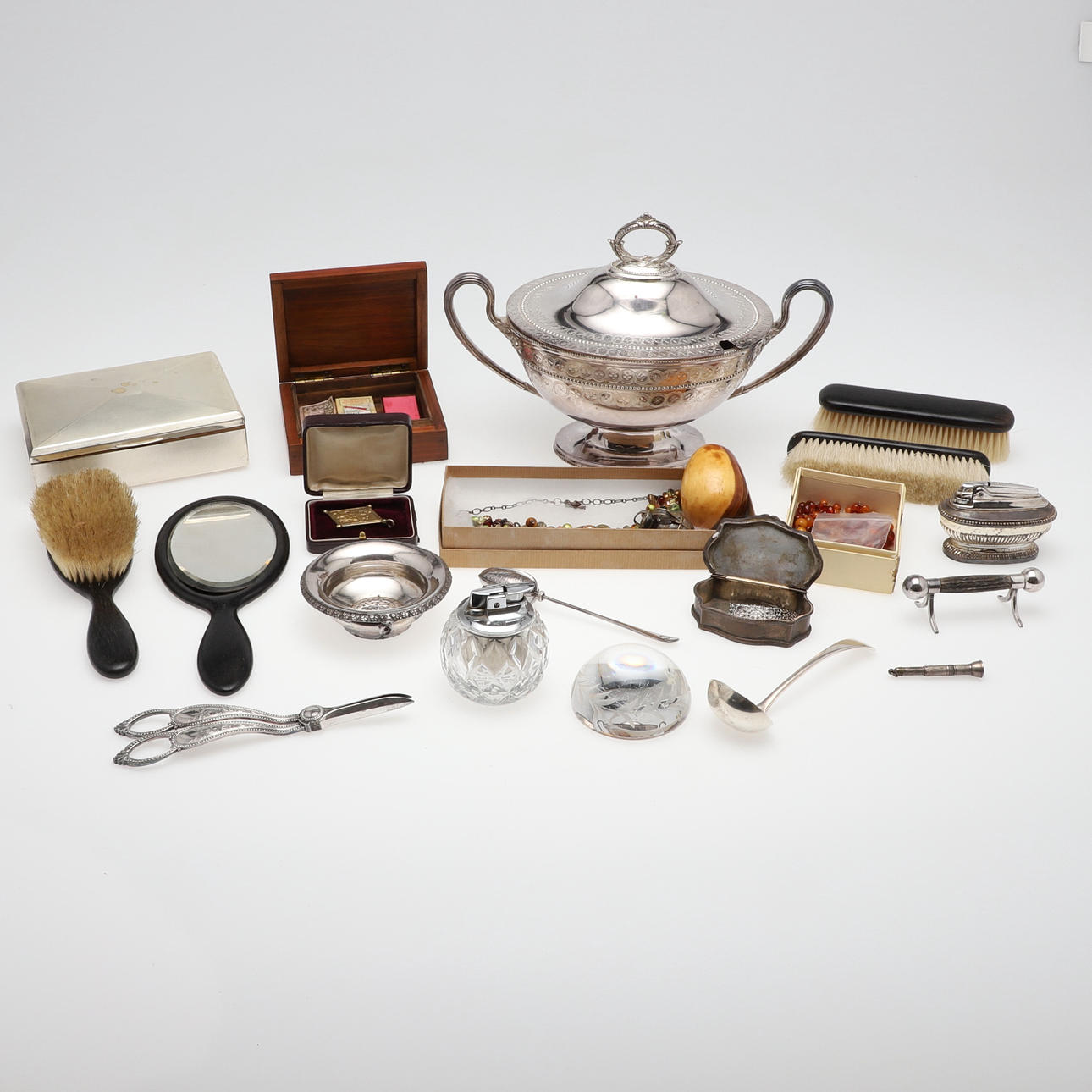 EINE SILBERNE SAUCE-KELLE, SHEFFIELD 1938 UND VERSCHIEDENE SILBERTELLER ETC.