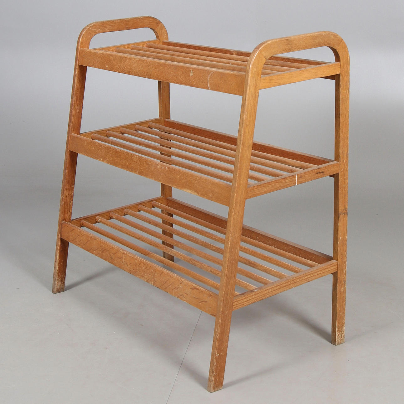 SKOHYLLA, betsad trä, tre plan, 1900-tal.