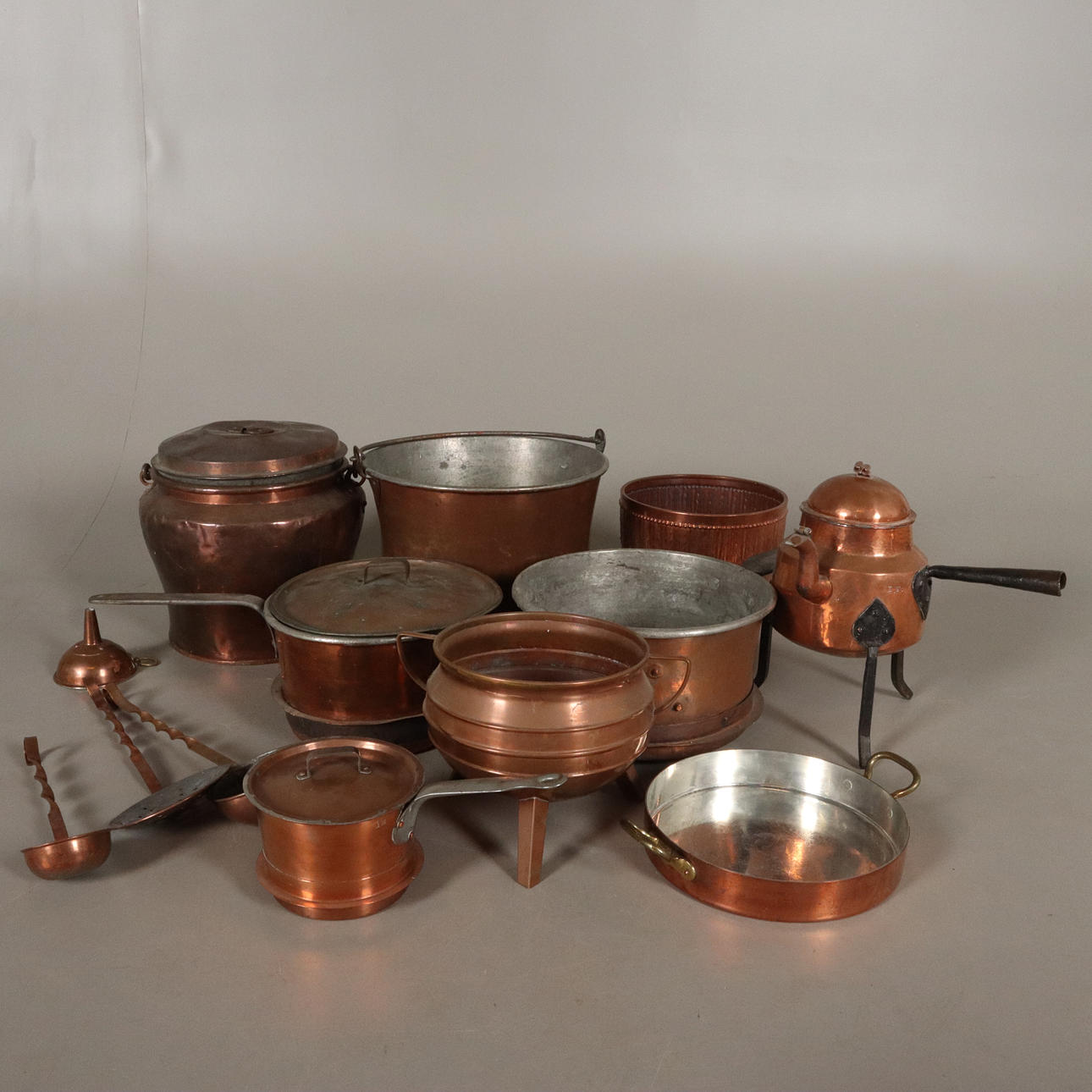 OBJETOS DE COBRE, 12 piezas.