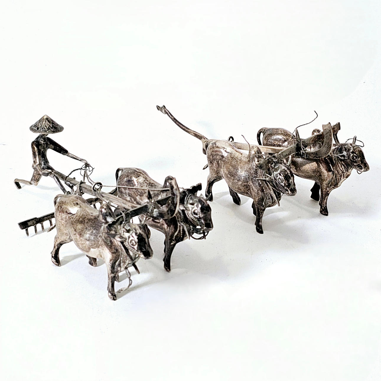 BAUER UND OCHSEN MIT PFLUG. IN BALINESISCHEM SILBER.