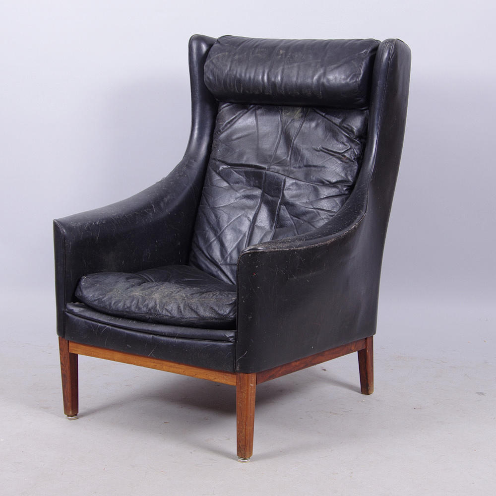 FÅTÖLJ, svart skinn med jakarandaben.