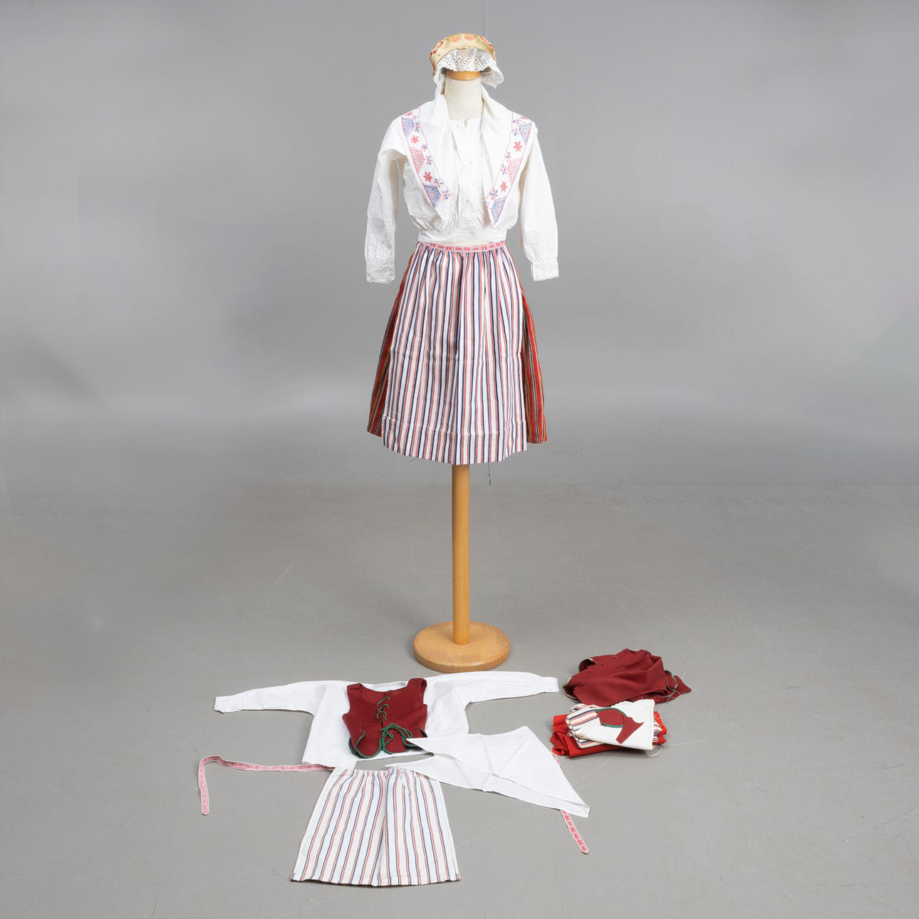 FOLKDRÄKT, barn, Skedevi, Östergötland, med extra delar.