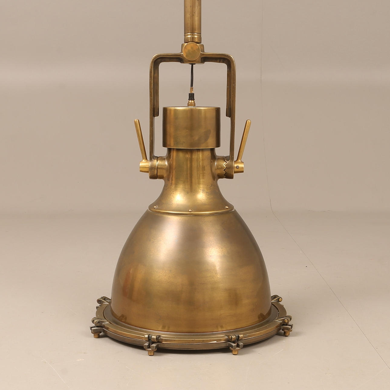 TAKLAMPA, mässing, Newport.