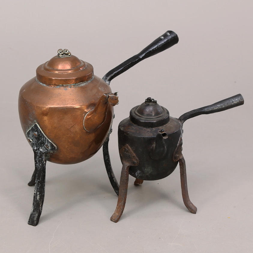 KAFFEPANNOR 2 st, trefot, koppar, 1800-tal.