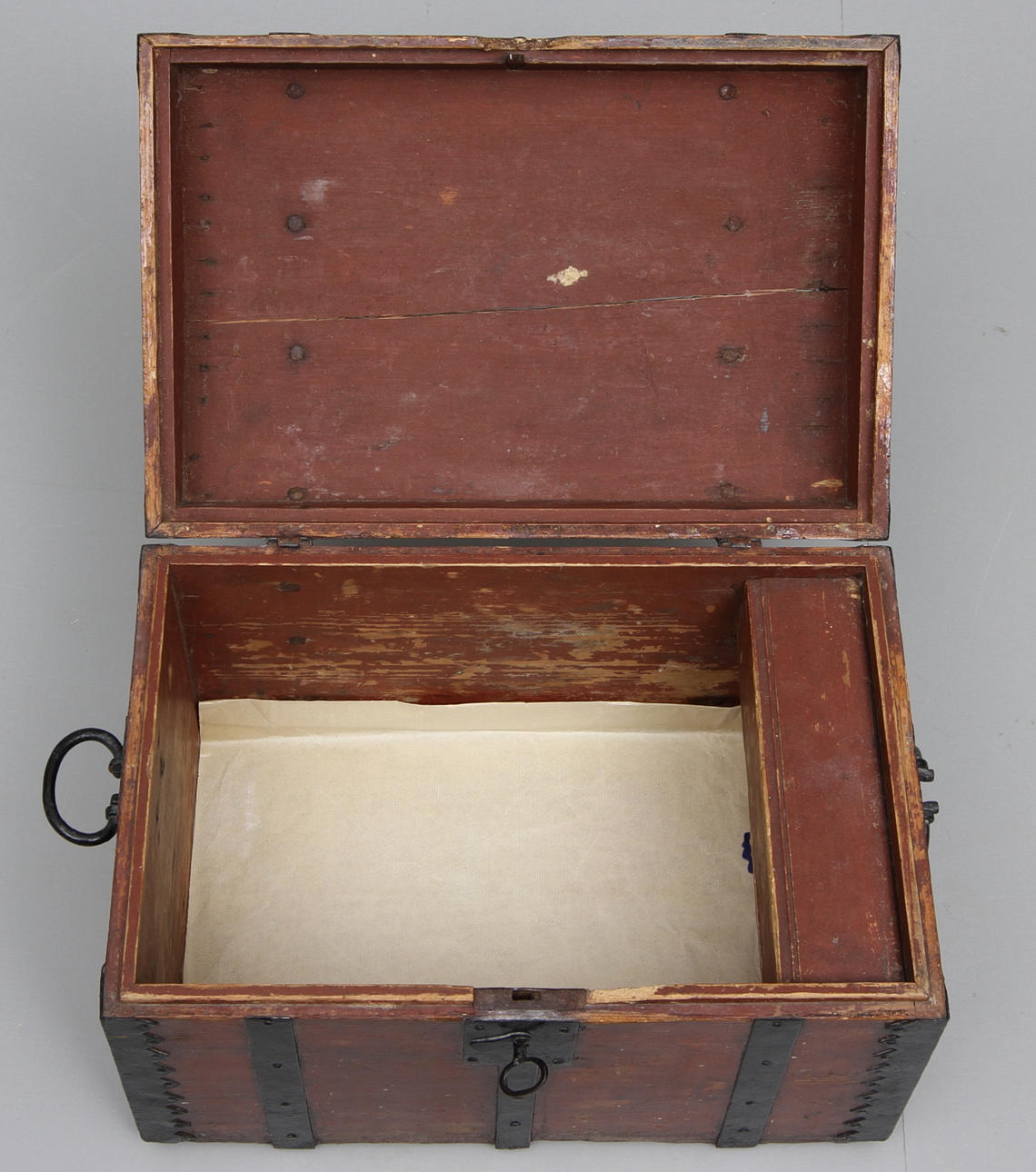 PIEDESTAL med marmorskiva, 1900-tal och KISTA, 1800-tal.