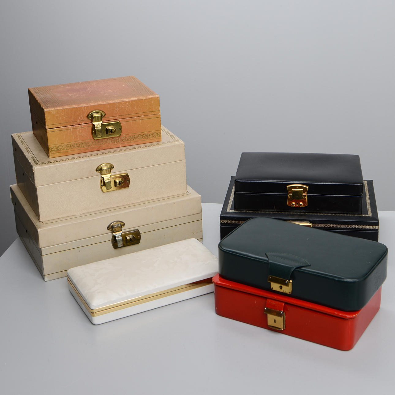 CAJA DE JOYERÍA, 8 piezas, segunda mitad del siglo XX.