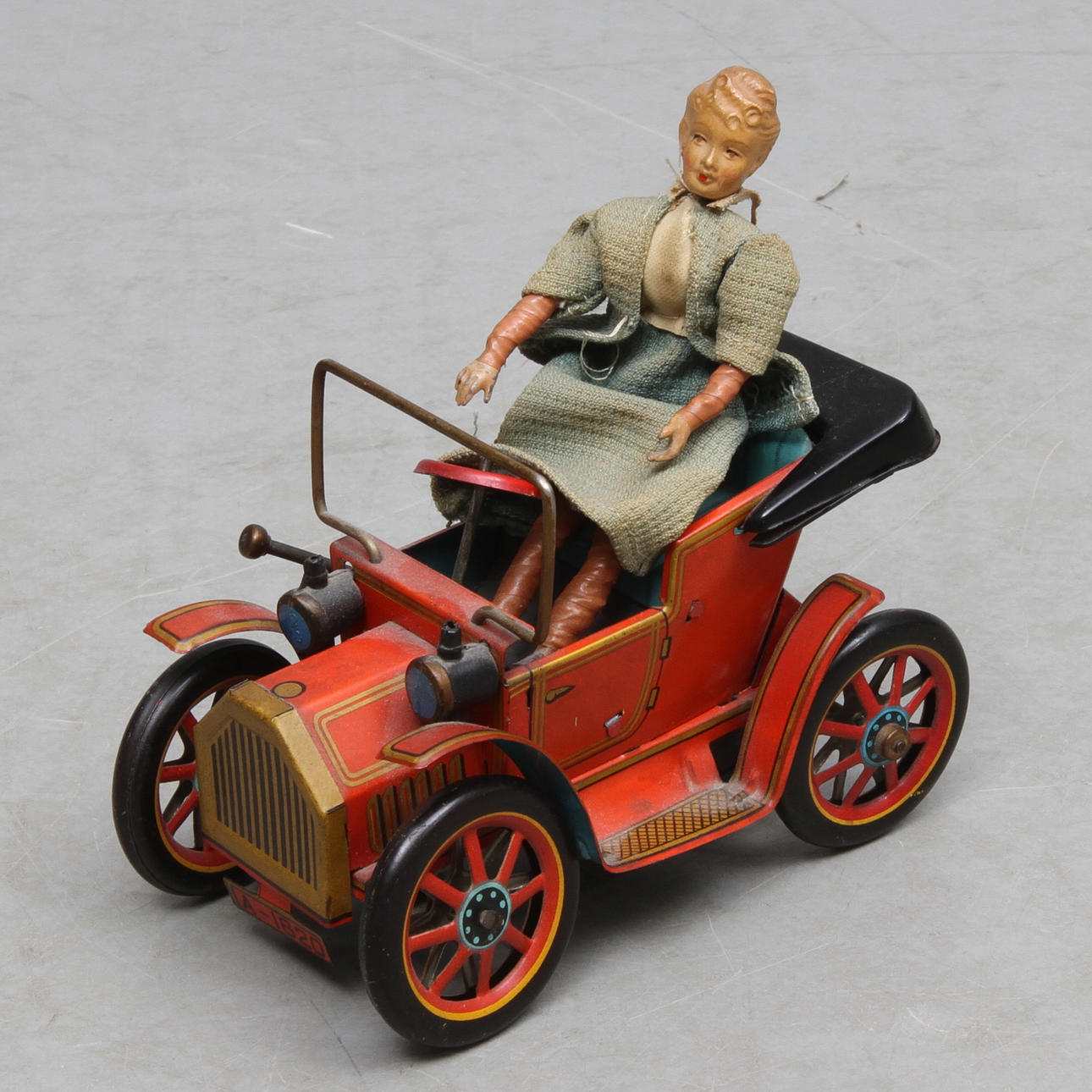 LEKSAKSBIL, MODERN TOYS JAPAN med äldre docka i metall.