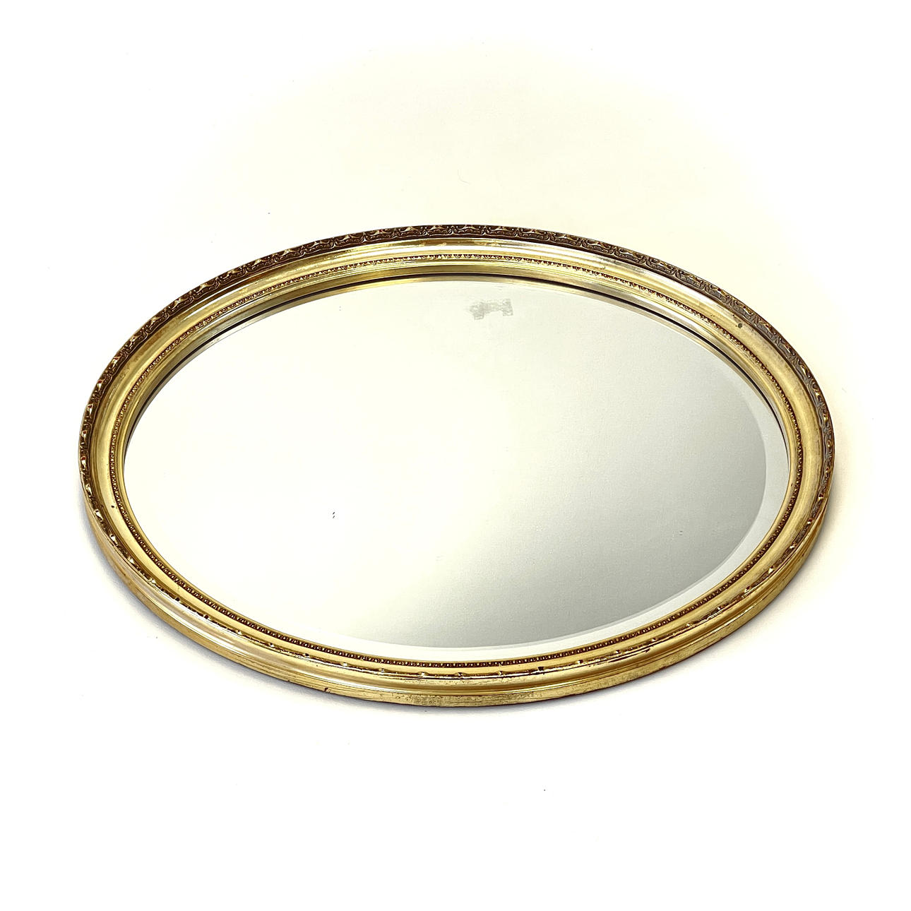 ESPEJO OVALADO CON MARCO DORADO.