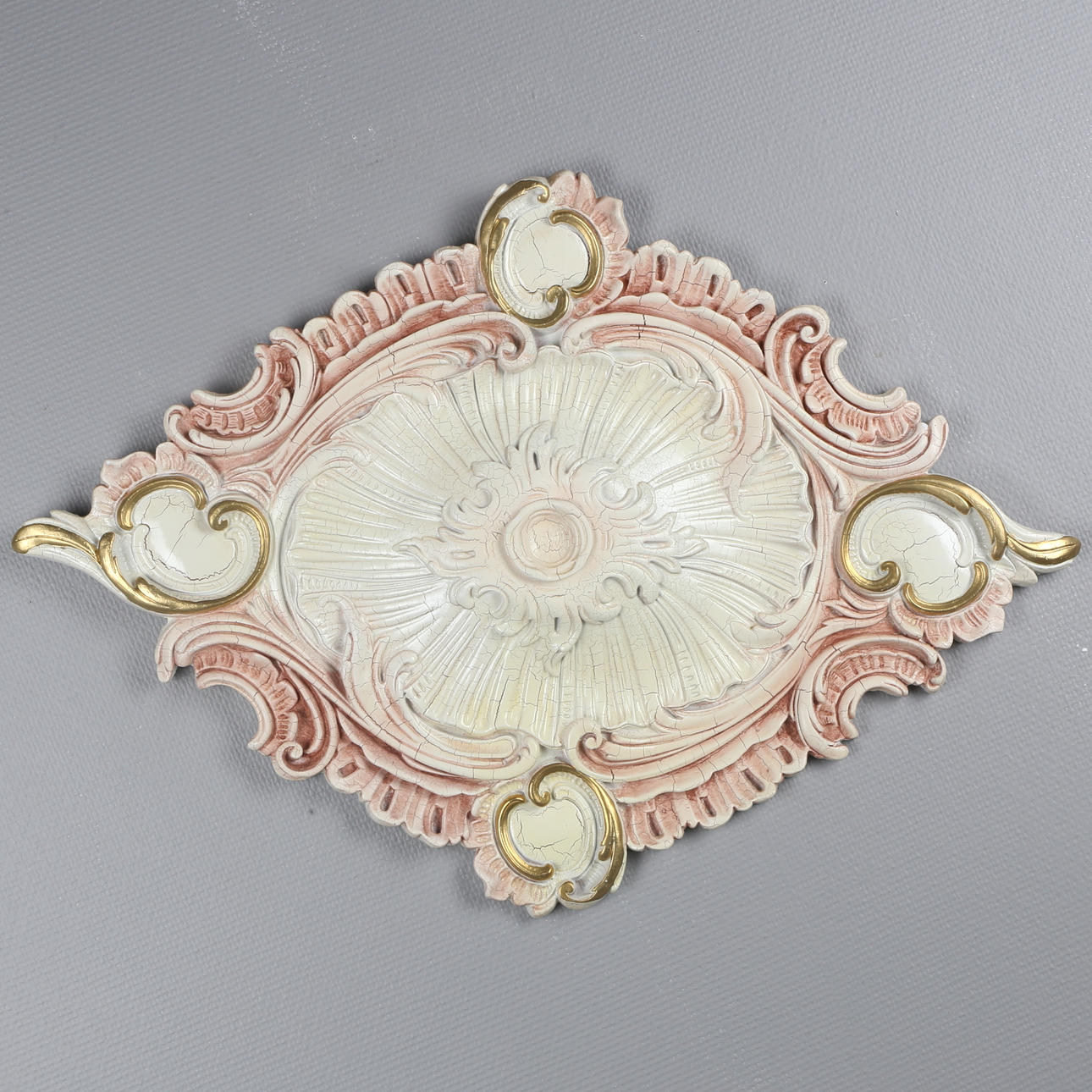 TAKROSETT, 2 st, gips, bemålat samt patinerat, 2000-tal.