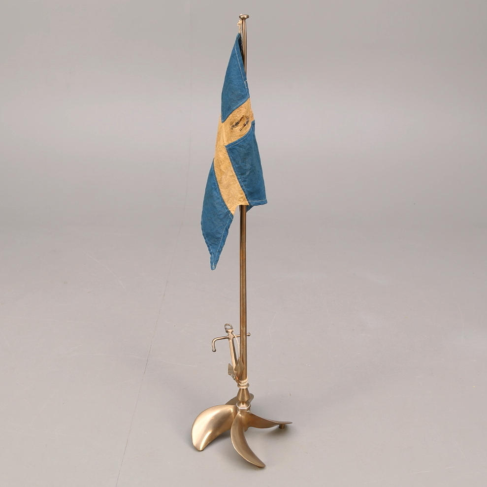 FLAGGSTÅNG i mässing med propeller.