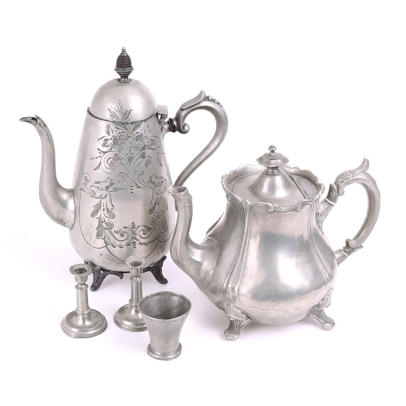 TENNFÖREMÅL 5 st, tekanna, kaffekanna, ljusstakar, bägare.