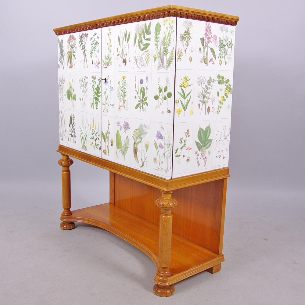 SKÅP, klätt med bilder ur, "Nordens Flora" C. A. M. Lidman.