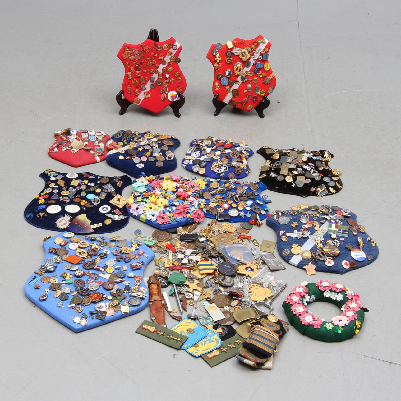 PARTI DIVERSE, bla medaljer, nålmärken, märkessköldar mm.