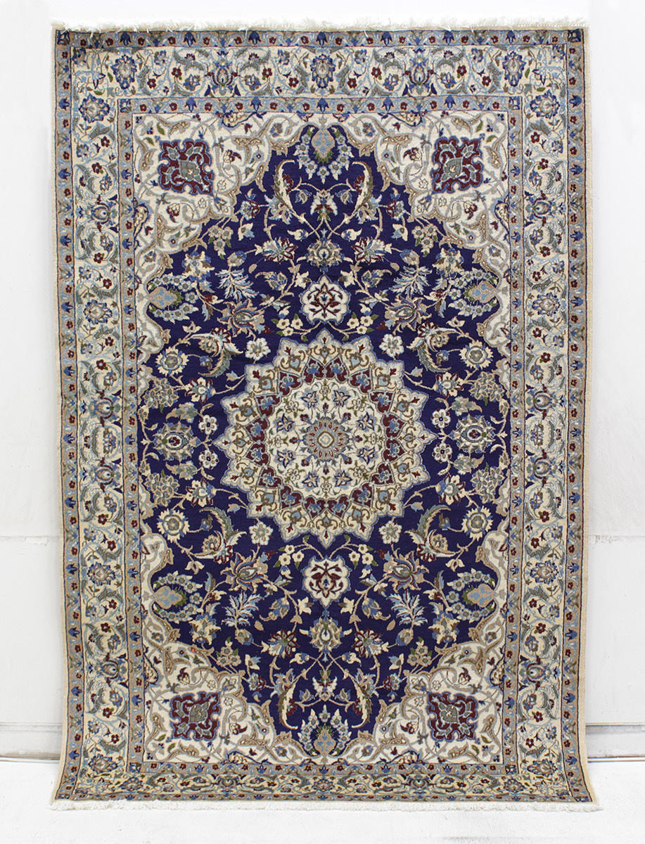 MATTA, Nain med silkesinslag, 250 x 162 cm.