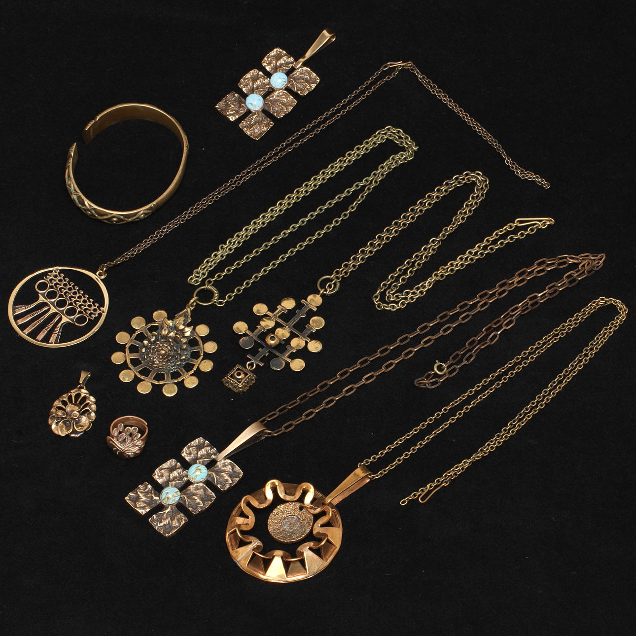 PARTI SMYCKEN, 9 delar, brons, Sverige och Finland, 1900-talets andra hälft.