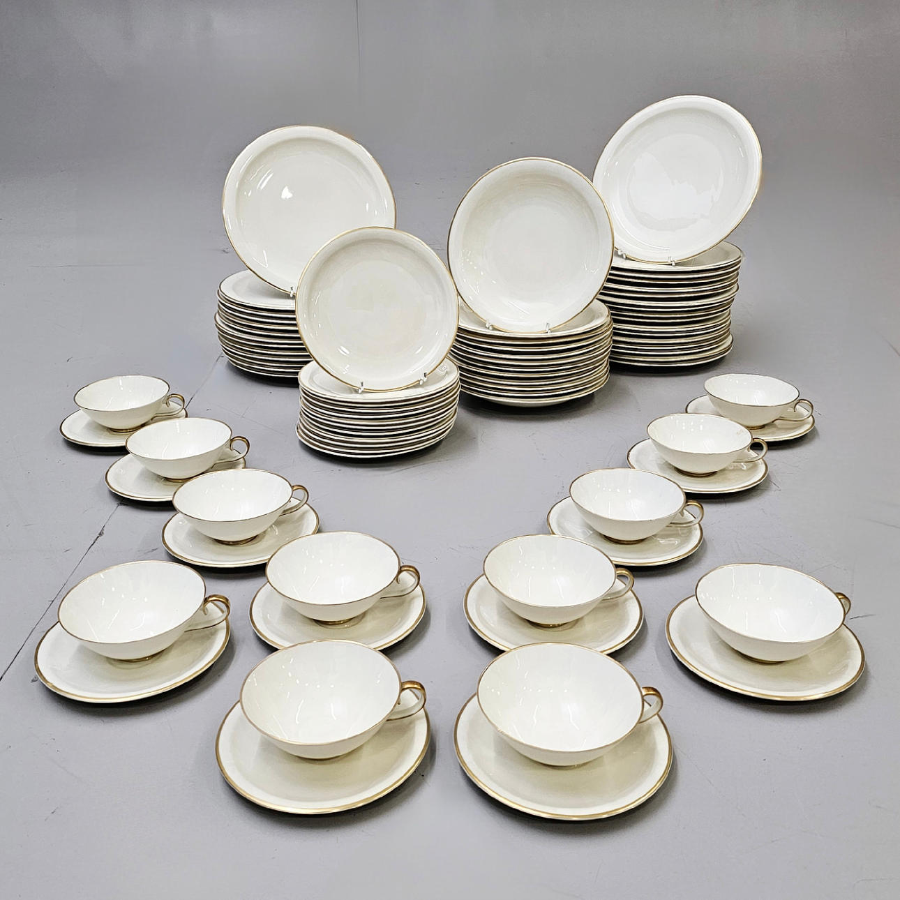 BAYERSKA PORSLIN SERVERING SET MED GULDKANT. 78 STYCKEN. Keramik ...