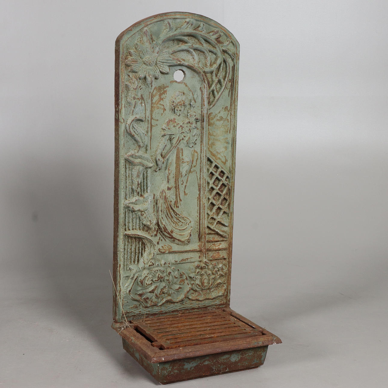 VASK, gjutjärn, reliefdekor.