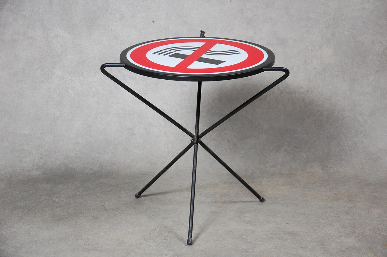 CAFÉBORD, 1970-tal, med förbudsskylt.