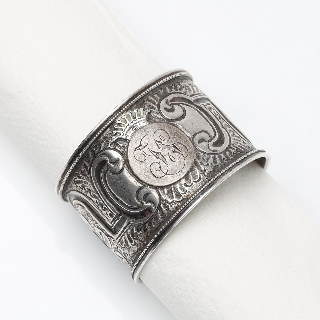 SERVIETTENRING mit gekröntem Monogramm und gerahmten Münzen, Silber, gestempelt Rust 13 1/4 L, 19. Jahrhundert.