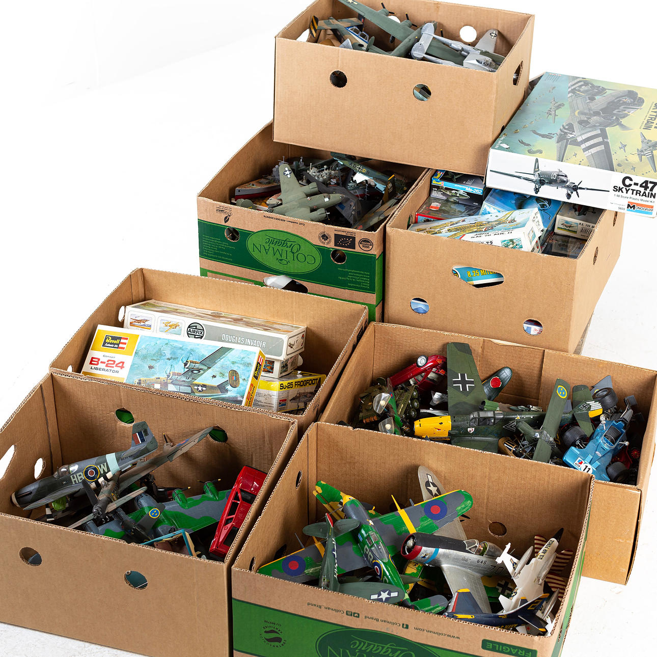MODEL BUILDING SETS, large A Collection, mostly militaria.