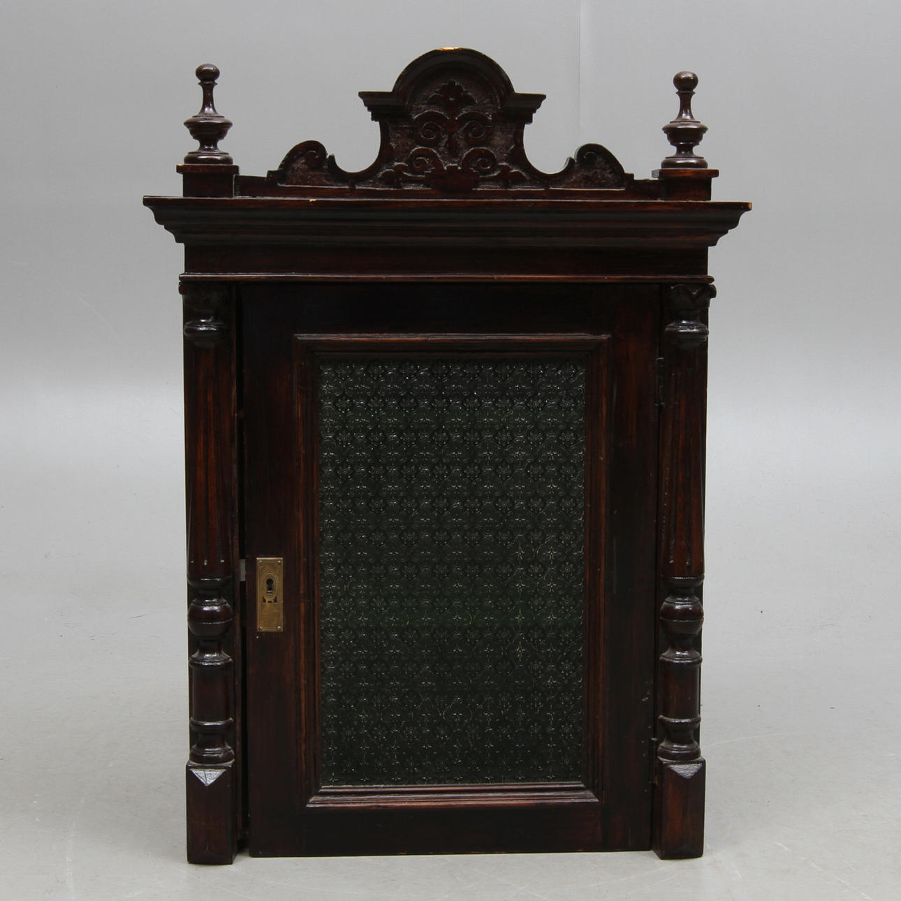 SKÅP med glasdörr, omkring 1900.